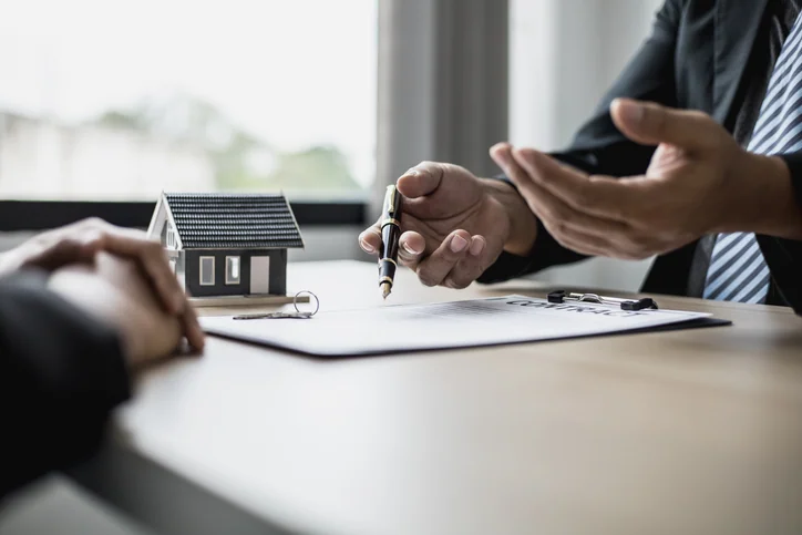 The lawyer is explaining the rent details and calculating the monthly rent to the tenant before signing the contract. The concept of renting a house.